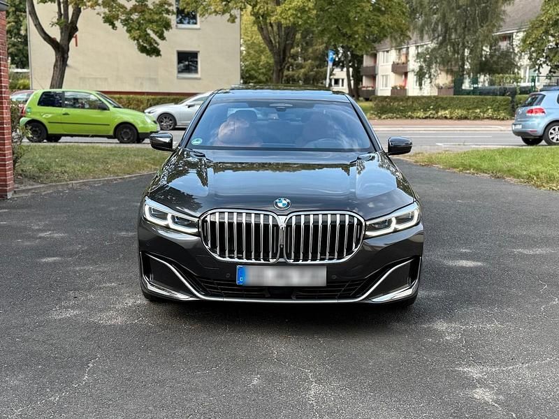 Grau Gebraucht 2020 BMW 730 Limousine | 45.500 € (Fairer Preis) - Bild 1/4