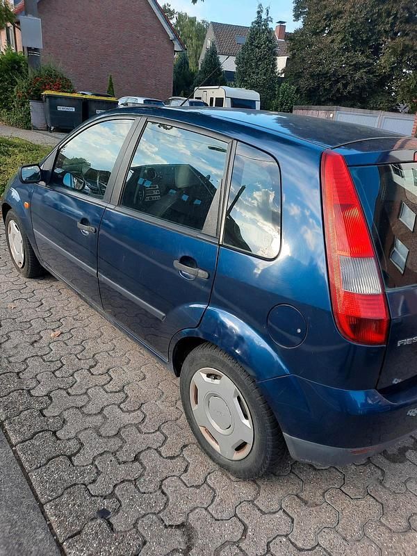 Blau Gebraucht 2004 Ford Fiesta Limousine | 1.150 € (Fairer Preis) - Bild 1/4