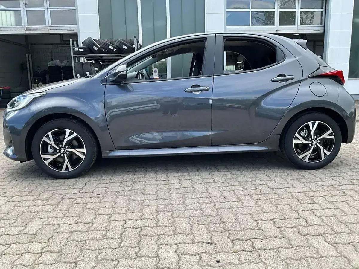 Neu Toyota Yaris 116 PS (85 kW) 2026 Marlingrau metallic Kleinwagen
