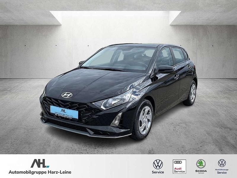 Schwarz Neu 2025 Hyundai i20 Comfort Limousine | 18.468 € (Superpreis) - Bild 1/4