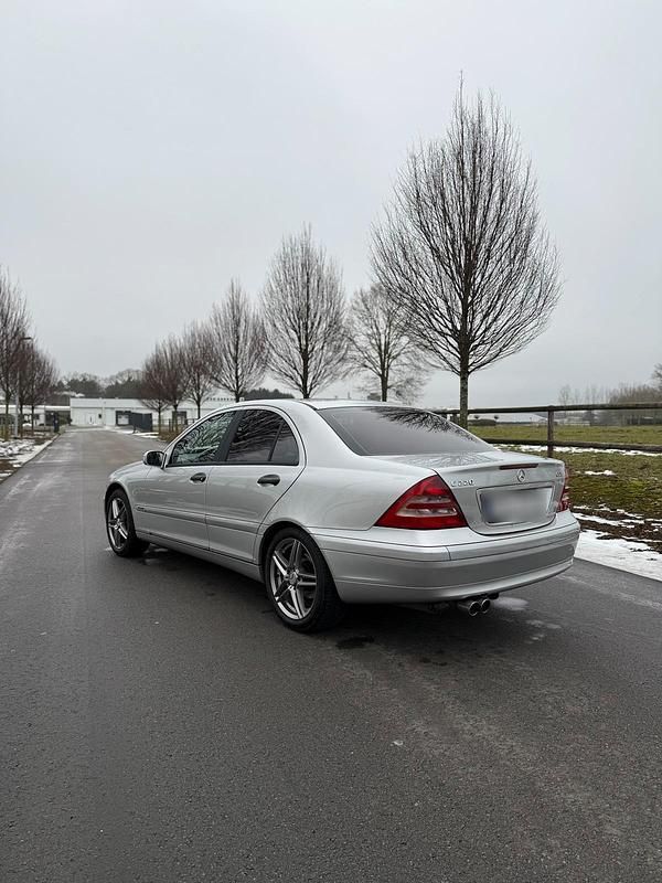 Gebraucht Mercedes 220 150 PS (110 kW) 2004 Silber Limousine