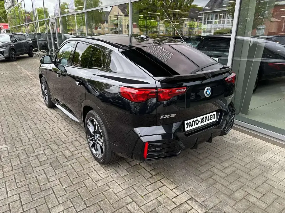 Gebraucht BMW iX2 M Sport 230 kW (313 PS) 2025 Schwarz sapphire metallic SUV