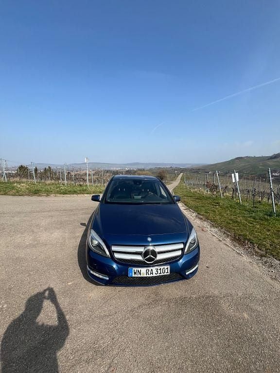 Gebraucht Mercedes B200 156 PS (114 kW) 2012 Blau Van / Kleinbus