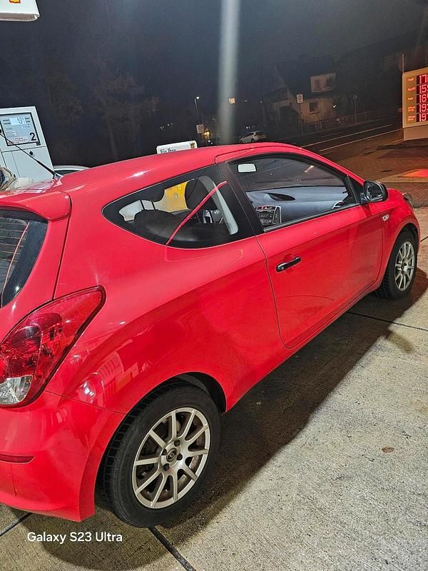 Gebraucht Hyundai i20 88 PS (64 kW) 2012 Rot Kleinwagen