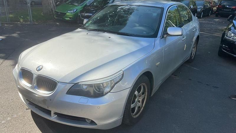 Silber Gebraucht 2006 BMW 520 Limousine | 2.650 € (Superpreis) - Bild 1/4