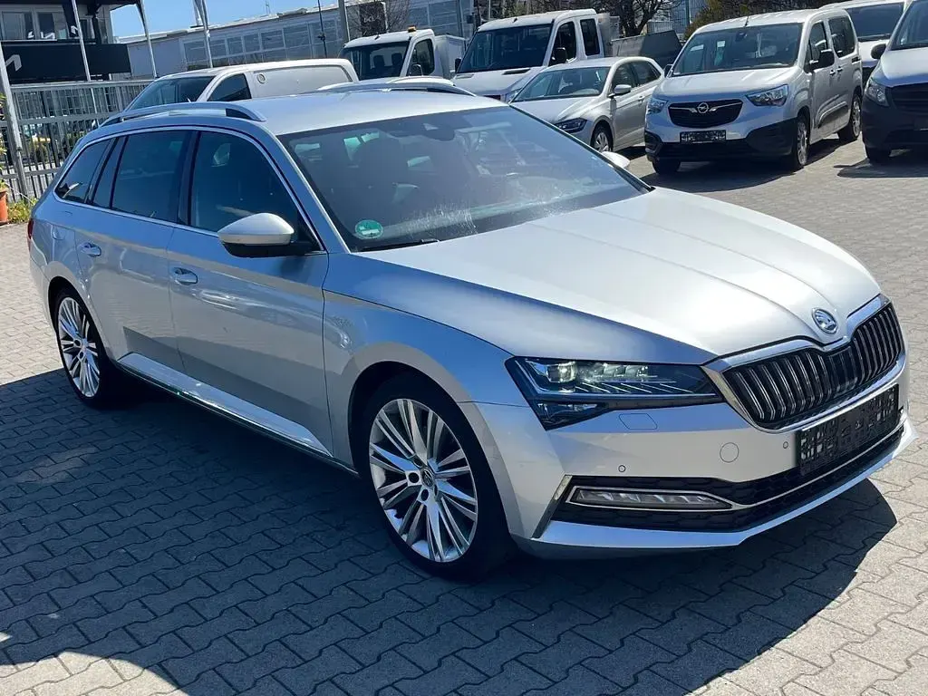 Gebraucht Skoda Superb LAURIN & KLEMENT 200 PS (147 kW) 2021 Silber Kombi