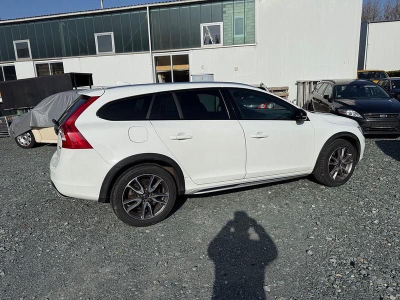 Gebraucht Volvo V60 CC Summum 190 PS (139 kW) 2015 Weiß Kombi