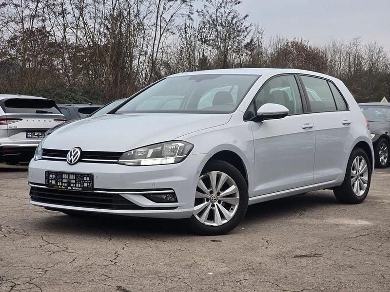 Silber Gebraucht 2017 VW Golf VII Comfortline Limousine | 10.990 € (Fairer Preis) - Bild 1/4