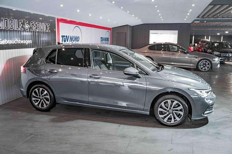 Gebraucht VW Golf VII Active 150 PS (110 kW) 2021 Delfingrau Kleinwagen