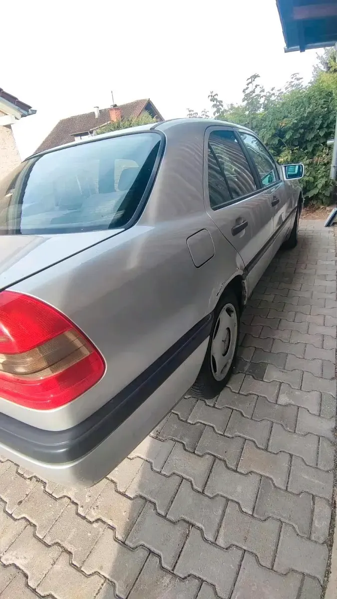 Gebraucht Mercedes C180 122 PS (89 kW) 1997 Silber Limousine