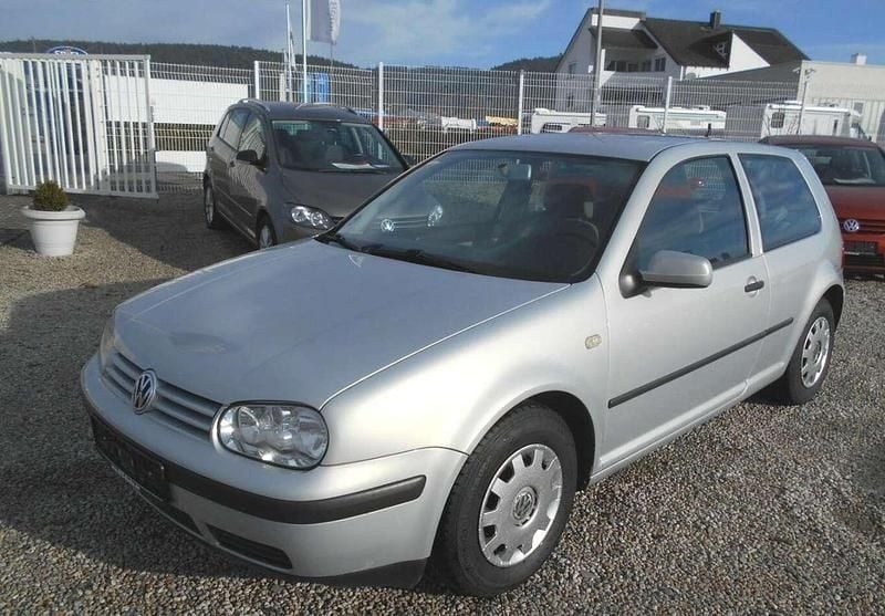 Silber (metallic) Gebraucht 1999 VW Golf IV Basis Limousine | 1.950 € (Teuer) - Bild 1/4