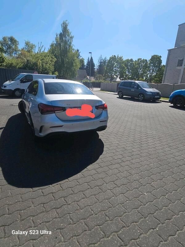 Silber Gebraucht 2021 Mercedes A250 Limousine | 32.199 € - Bild 1/4