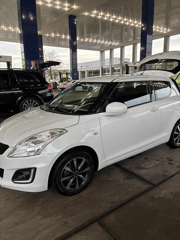 Weiß Gebraucht 2015 Suzuki Swift Comfort Kleinwagen | 6.500 € (Fairer Preis) - Bild 1/4
