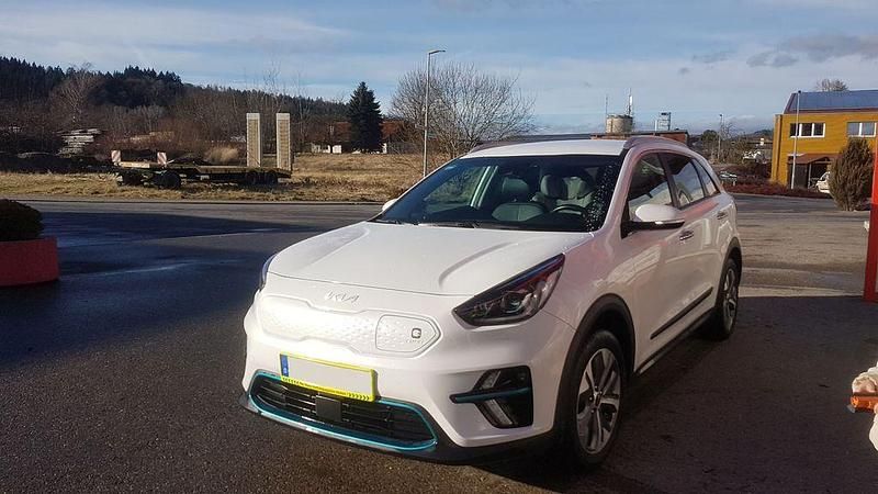 Weiß Gebraucht 2022 Kia e-Niro Vision SUV | 17.950 € (Fairer Preis) - Bild 1/4