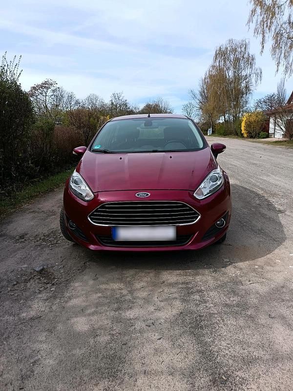 Gebraucht Ford Fiesta Titanium 101 PS (74 kW) 2013 Rot Kleinwagen