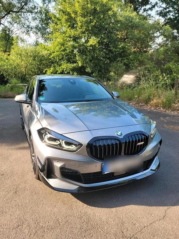 Grau Gebraucht 2023 BMW 120 M Sport Kleinwagen | 29.499 € (Fairer Preis) - Bild 1/4