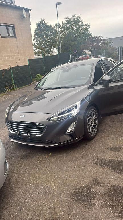 Grau Gebraucht 2019 Ford Focus Titanium Limousine | 9.990 € (Superpreis) - Bild 1/4