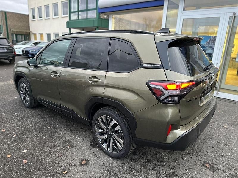 Neu Subaru Forester Platinum 136 PS (100 kW) 2025 Grün SUV