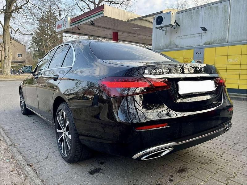 Gebraucht Mercedes E300 194 PS (142 kW) 2023 Schwarz Limousine
