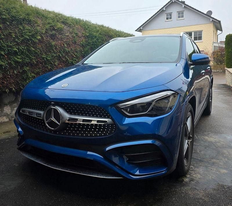 Blau Gebraucht 2025 Mercedes GLA220 AMG line SUV | 44.500 € (Superpreis) - Bild 1/4
