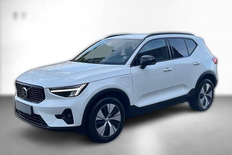 Weiß metallic Gebraucht 2022 Volvo XC40 Plus SUV | 37.080 € (Teuer) - Bild 1/4