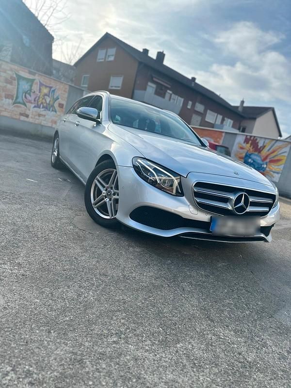 Silber Gebraucht 2018 Mercedes E200 Kombi | 21.000 € - Bild 1/4