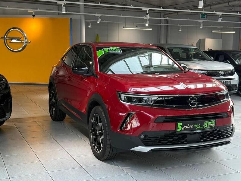 Gebraucht Opel Mokka-e Ultimate 100 kW (136 PS) 2023 Lackierung rot rubi/typ aussenverkleidun (metallic) SUV