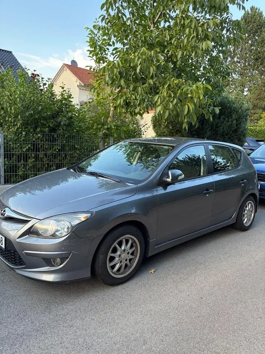 Gebraucht Hyundai i30 Edition 90 PS (66 kW) 2011 Silber Limousine