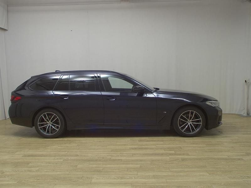 Schwarz Gebraucht 2021 BMW 520 M Sport Kombi | 26.480 € (Fairer Preis) - Bild 1/4