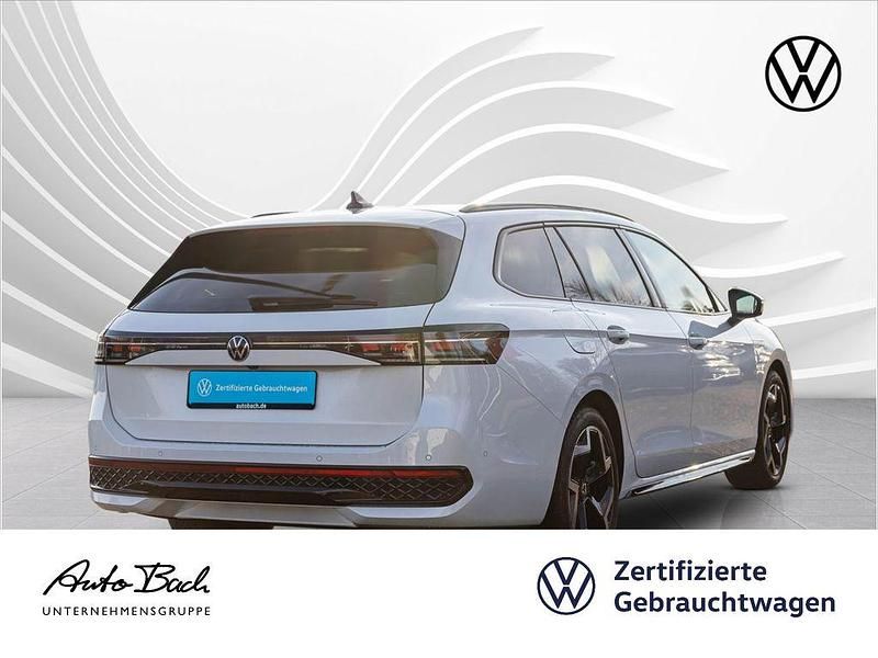 Gebraucht VW Passat R-line 150 PS (110 kW) 2024 Oryxweiß perlmutteffekt Kombi