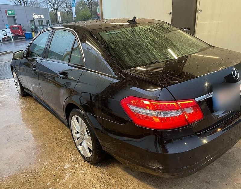 Gebraucht Mercedes E220 Elegance 170 PS (125 kW) 2010 Schwarz Limousine