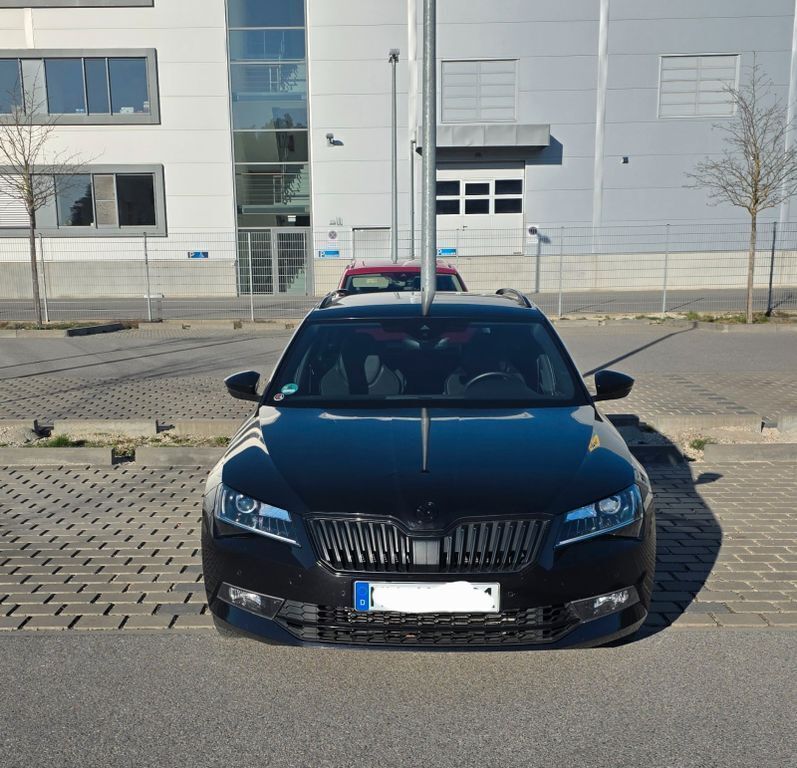 Schwarz Gebraucht 2019 Skoda Superb SportLine Kombi | 26.300 € (Fairer Preis) - Bild 1/4