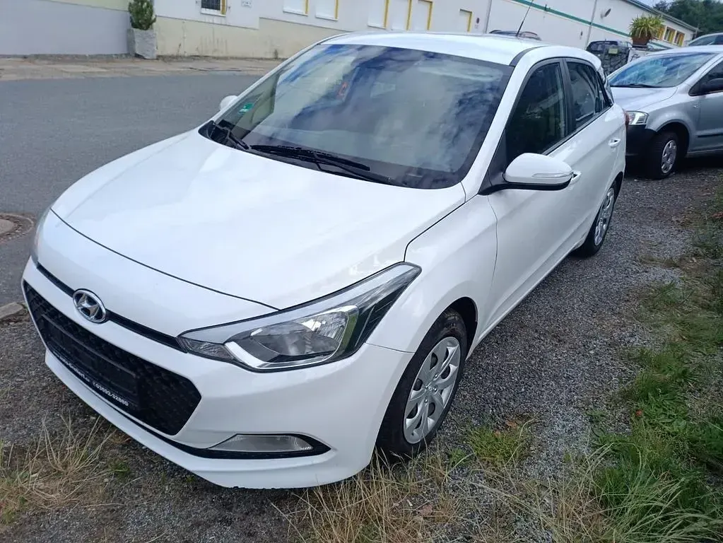Gebraucht Hyundai i20 90 PS (66 kW) 2017 Weiß Limousine