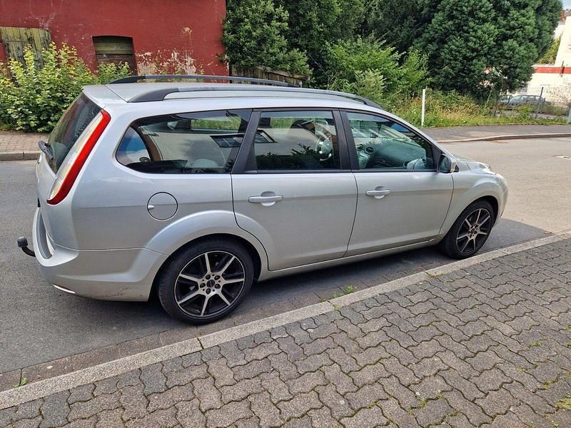Silber Gebraucht 2010 Ford Focus Kombi | 1.500 € (Superpreis) - Bild 1/4