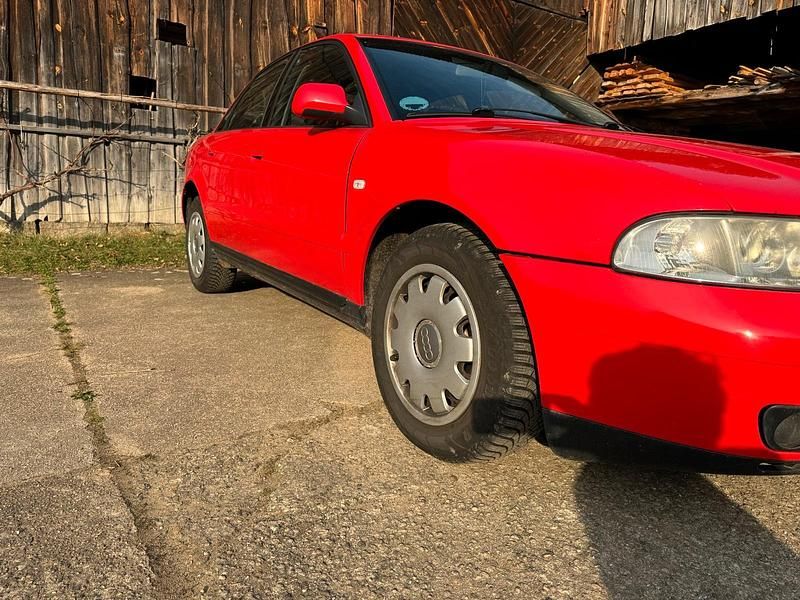 Gebraucht Audi A4 125 PS (91 kW) 2000 Rot Limousine