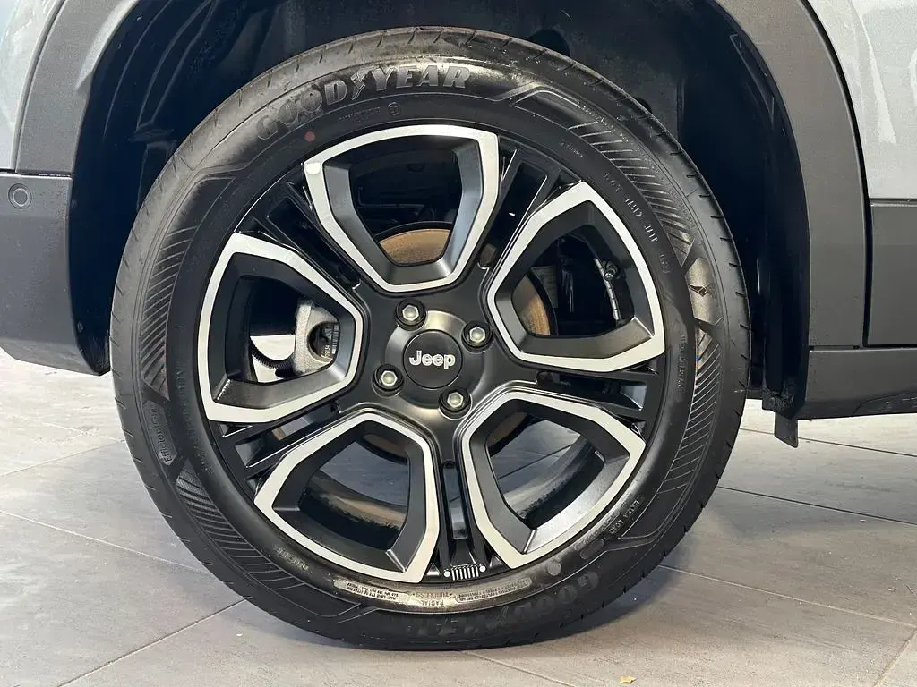 Gebraucht Jeep Avenger EV Altitude 114 kW (156 PS) 2025 Stone grey SUV