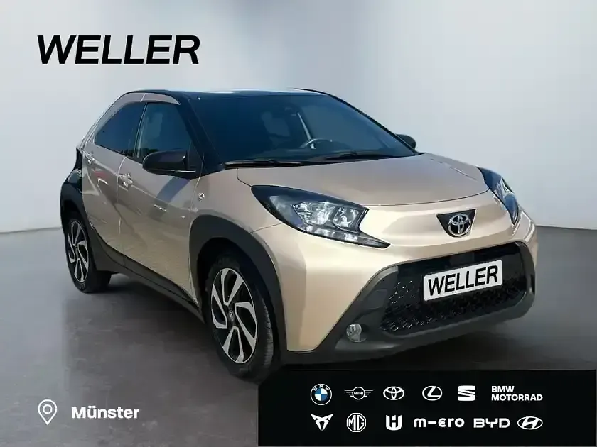 Gebraucht Toyota Aygo 72 PS (52 kW) 2023 Ginger beige / black mica Kleinwagen