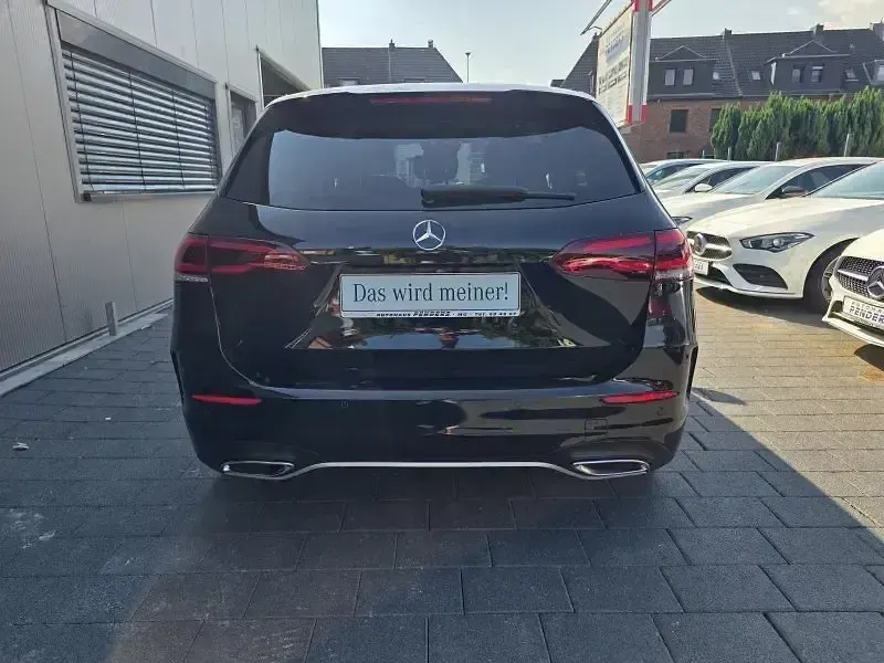 Gebraucht Mercedes B200 AMG line 163 PS (119 kW) 2020 Schwarz Kleinwagen