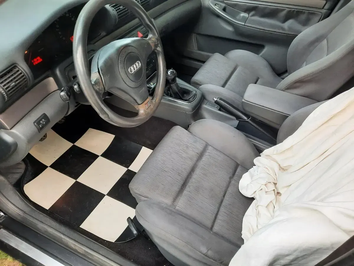 Second-hand Audi A4 116 CP (85 kW) 2000 Negru Break