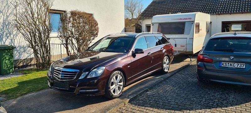 Gebraucht Mercedes E220 Elegance 170 PS (125 kW) 2011 Braun Limousine