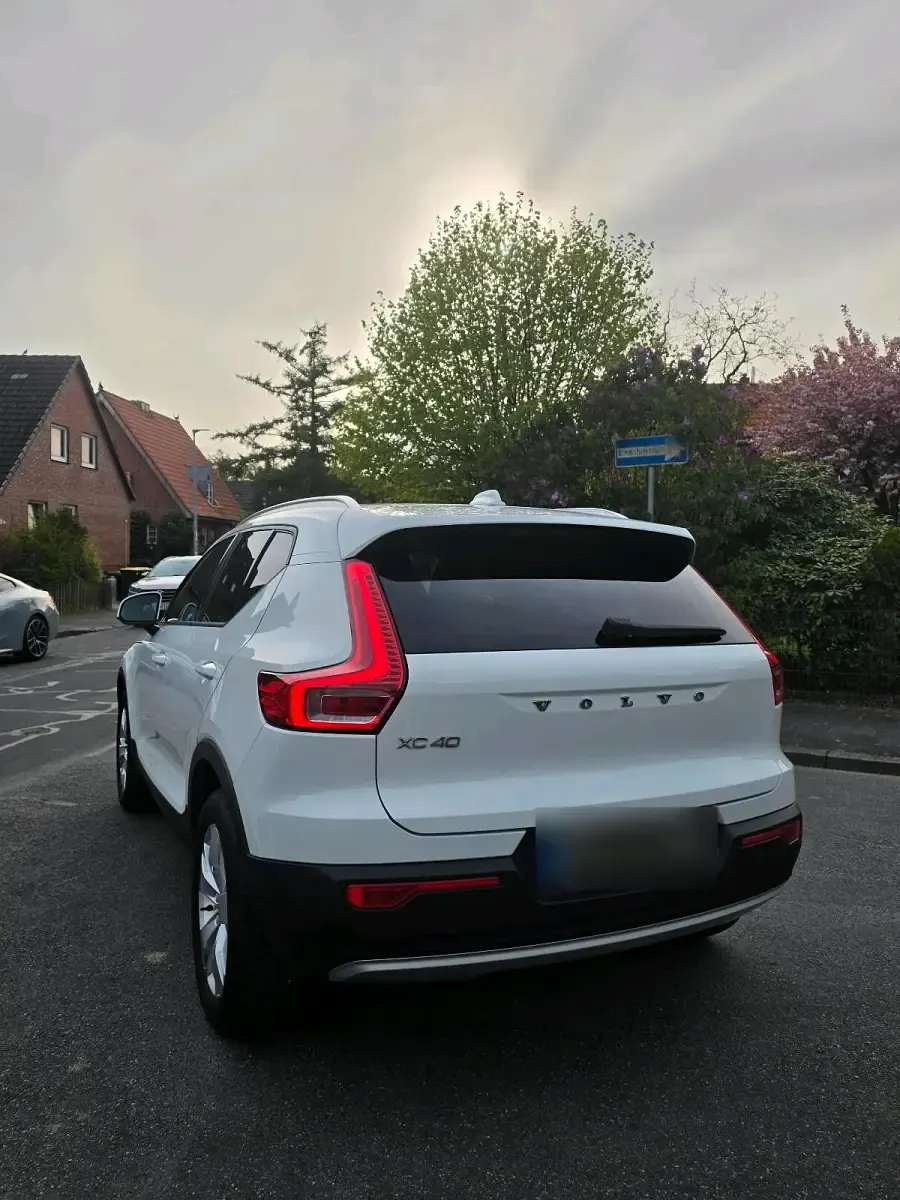Second-hand Volvo XC40 Momentum 150 CP (110 kW) 2019 Alb SUV