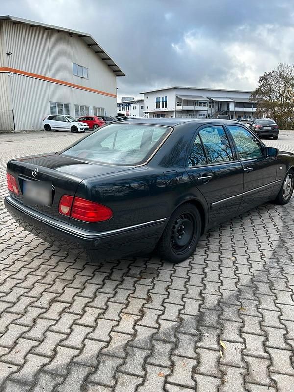 Second-hand Mercedes E320 220 CP (161 kW) 1996 Berlinǎ