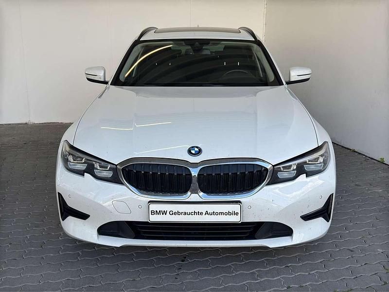 Alpinweiss uni Gebraucht 2022 BMW 320e Advantage Kombi | 27.180 € (Fairer Preis) - Bild 1/4