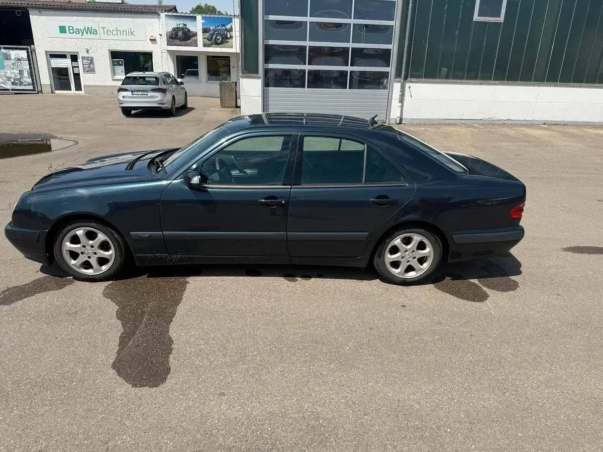 Gebraucht Mercedes E200 116 PS (85 kW) 2000 Blau Limousine