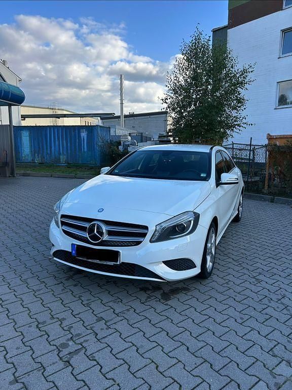 Weiß Gebraucht 2014 Mercedes A180 Limousine | 13.700 € (Fairer Preis) - Bild 1/4