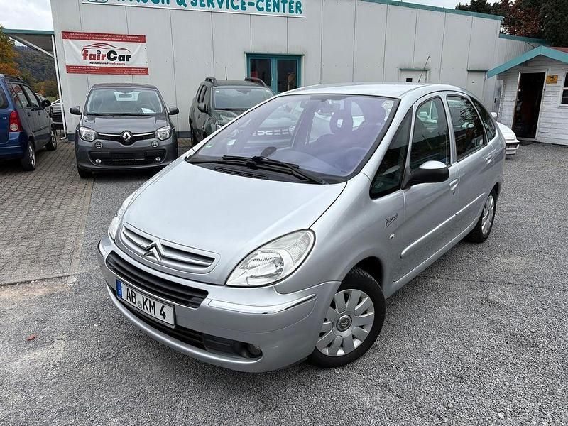 Grau Gebraucht 2005 Citroën Xsara Picasso Exclusive Van / Kleinbus | 2.699 € (Fairer Preis) - Bild 1/4