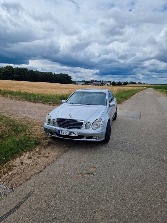Silber Gebraucht 2003 Mercedes E200 Limousine | 2.200 € (Guter Preis) - Bild 1/4