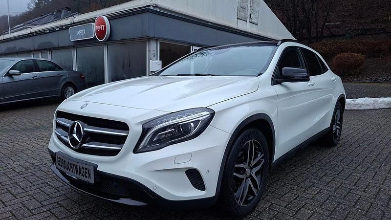 Weiß Gebraucht 2014 Mercedes GLA200 Urban SUV | 13.950 € (Fairer Preis) - Bild 1/4