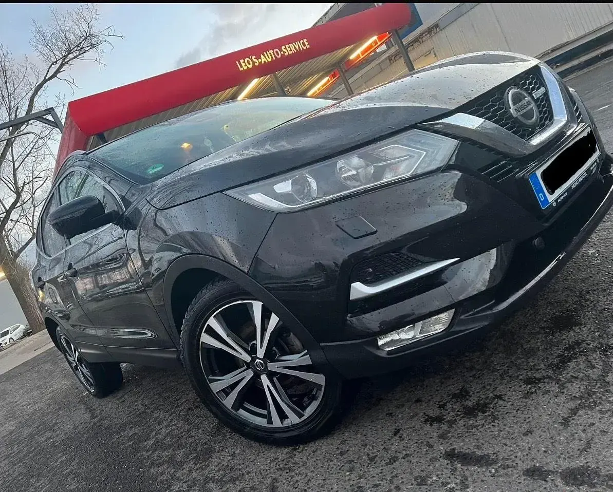 Gebraucht Nissan Qashqai 116 PS (85 kW) 2018 Schwarz SUV