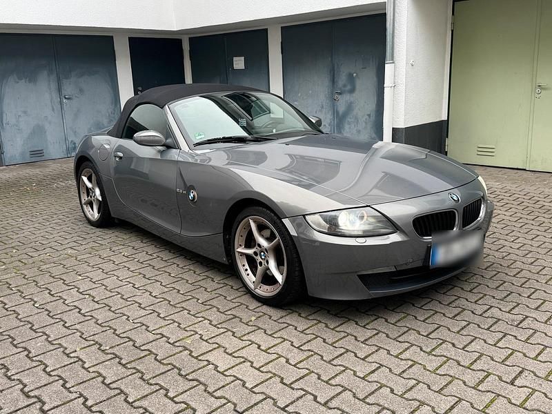 Grau Gebraucht 2007 BMW Z4 Cabrio | 8.700 € - Bild 1/4